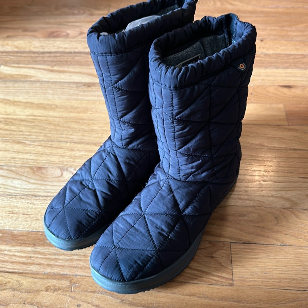 Bogs 8 quilted waterproof winter boots black good condition wear shown in pics